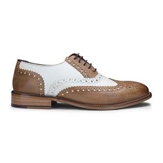 New Mens Womens Boots Luggage Mens Tan White Gatsby Oxford Leather Classic Formal Laced Vintage Brogue Shoes The Gatsby is the London Brogues original leather brogue. Our stunning Gatsby is the elegant Oxford lace up shoe that every man needs for his wardrobe. This mens shoe features a leather upper with wingtip brogue detailing adding great character whilst the 5 eye lace up front gives an adjustable and secure fit, simply slip on and adjust. Hand stitched from tan and white leather, the Gatsby Gatsby Shoe, Gatsby Men, Gatsby Shoes, Brogues Men, Look Formal, Leather Brogues, Oxford Shoes Men, Boots Uk, Brogue Shoes