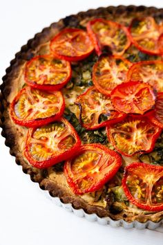 there is a pie with tomatoes on it