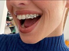 Star Grillz Gold, Grillz With Gems, Cool Grills Teeth, Tooth Jewellery Aesthetic, Star Grills Teeth, 2 Teeth Grillz, Two Tooth Grillz, Grill Design Teeth, Tooth Gems Star