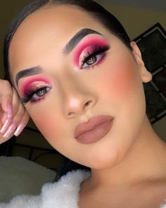 Soft Pink Smokey Eye Makeup, Pink Make Up Look, Dark Pink Eyeshadow, Black And Pink Makeup, Hot Pink Eyeshadow, Hot Pink Makeup, Pink Eyeshadow Look, Bright Eye Makeup