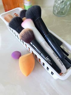 Want to know how to best clean your makeup brushes at home? Today I'm sharing the most simple way to clean your makeup brushes using only gentle shampoo or dish soap and warm water. I'm also sharing how often you should clean your brushes and how to best care for your makeup brushes to make them last longer. #beautytips #makeupbrushes How To Use Makeup, Make Up Tutorials, Best Makeup Brushes, Makeup Brush Cleaner