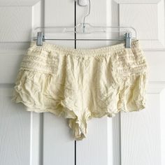 Free People Ivory White Elastic Waist Mini Short Shorts Women's Size Small Nwot New Without Tags. Elastic Waist, Ruffle Details, High-Rise. High-Waisted. See Photos For Details. Approx. Measurements: Waist: 14" Across Rise: 10.25" Inseam: 1" Offers Welcome, Bundle And Save! Bbb5 Fitted Cream Bottoms For Vacation, Off White Bottoms For Summer Daywear, Cream Daywear Shorts, Cream Bottoms For Daywear, Short Length, Cream Bottoms For Daywear Short Length, Cream Summer Bottoms For Daywear, Cream Bottoms For Summer Daywear, Free People Shorts, Mini Short