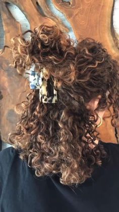 photos creds: 1- inleloop~ 2&3-??? Simple Claw Clip Hairstyles, Half Down Claw Clip, Simple Claw Clip, Claw Clip Hairstyles, Hair Colorful, Highlights Curly Hair, Brown Curly Hair, Curly Hair Photos, Colored Curly Hair