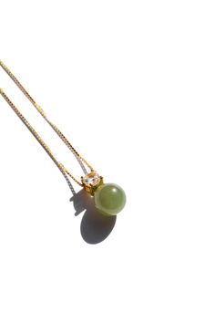 Collier  Néphrite      Non traité

 Cet élégant collier Esther comprend un pendentif classique avec une pièce maîtresse en zircon et du jade néphrite vert mousse. Fabriqué à partir d'une chaîne vénitienne plaquée or, ce collier intemporel est parfait pour toutes les occasions et sera certainement votre pièce phare de tous les jours.

 Néphrite naturelle et non traitée. Fabriqué à la main par sculpture et polissage. En raison des caractéristiques naturelles de la pierre précieuse, chaque pièce p Luxury Handmade Jade Necklace, Elegant Hand-strung Jade Necklace, Elegant Nickel-free Jade Necklaces, Luxury Jade Pendant Necklace, Nature-inspired Jade Pendant Necklace, Nephrite Jade, Jade Stone, Moss Green, Green Necklace