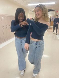 Matching But Not Matching Outfits, Twin Tuesday Spirit Week Ideas, Twin Day Ideas For School Spirit Week Friends, Mix Match Outfits Spirit Week, Twin Outfits For Spirit Week, Twinning Outfits Friends, Twin Day Ideas, Twin Day Spirit Week, Period Ahh