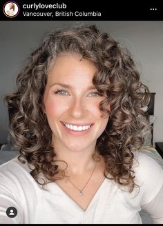 Shoulder Length Curly Haircuts With Layers, Curly Hair Cuts Round Face, Long Bob For Curly Hair, Naturally Curly Shoulder Length Hair, Medium Curly Haircuts With Layers, Curly Hair Cuts For Round Faces, Shoulder Length Curly Haircuts