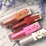 What a way to put a little sparkle into your Monday ✨✨✨. The Too Faced Better Not Pout, But If You Do Keep It Glossy can help you to get out of your Monday blues. SWIPE ⬅ FOR SWATCHES... . . It’s a new week, new Monday and you need a new lip gloss! . . . . . . . #Lipstick #makeupjunkie #makeuplove #cosmetics #instabeauty #makeuptalk #lips #instamakeup #makeuplook #makeupart #makeupbyme #makeupobsessed #makeuplovers #makeupoftheday #skincare #makeupblogger