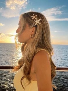 Spain Hairstyles, Summer Hairstyles Brunette, Cute Hairstyles For The Beach, Spain Photo Ideas, Summer Jewelry Aesthetic, Brunette Blond, Beachy Hairstyles, Hairstyles Brunette, Jewelry Hair