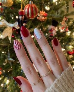 Christmas Nail Designs Easy, Nail Art Noel, Candy Cane Nails, December Nails, Cute Christmas Nails, Colorful Nails