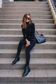 Wondering how to wear ankle boots with skinny jeans? Check this post for the best style tips and outfit ideas to help you pair your favorite skinny jeans with ankle boots for different occasions! Black Work Outfit, All Black Outfits For Women, Black Uniform, Salon Wear, Minimalist Moda, Blazer Outfit, Black Outfits, Black Work, Rock Chic