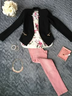 Mode Ab 50, Look Rose, Levis Pants, Cranberry Color, Blazer Outfit, Floral Blazer, Pink Spring, Stylish Work Outfits, Pink Jeans