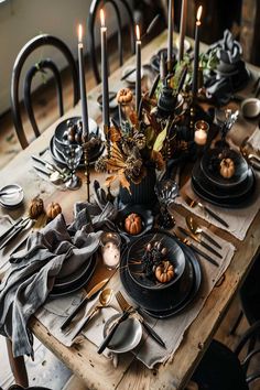 Moody fall tablescape with black decor and candlelight for an elegant dinner. Halloween Tablescape Elegant, Fall Tablescapes Elegant, Thanksgiving Tablescapes Elegant, Moody Tablescape, Fall Tablescape Ideas, Round Table Decor, Halloween Tablescape, Fall Dinner Party, Fall Table Centerpieces