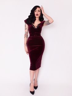 Pinup Model Vintage, Goth Gala Dress, Gothabilly Aesthetic, Dark Red Dress Aesthetic, Gothabilly Fashion, Gothic Pinup, Pinup Goth, Goth Pinup, Modern Pin Up Style