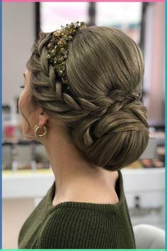 Looking for bridesmaid hair inspo Look no further This post features a variety of hairstyles for long simple and side-parted hair including half up half down updo medium length and short styles Whether you have ponytail braid thin hair bun or brunette locks these wedding-ready looks are sure to impress Bangs curly hair and more - find your perfect bridesmaid hairstyle here Formal Updos For Long Hair Elegant Wedding, Brides Pictures, Braided Wedding Hair, Elegant Chignon, Bridesmaid Hair Inspo, Wedding Hair Ideas, Hair Elegant, Medieval Hairstyles, Formal Hair