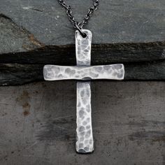 Capturez l'équilibre parfait entre style vintage et symbolisme significatif avec ce collier pendentif Croix Tradition fait à la main en argent sterling.
Avec sa patine martelée à la main et son aspect traditionnel, cette croix est un beau gage de foi et d'amour des liens familiaux.
Idéal pour offrir à un membre de la famille, c'est le moyen idéal de montrer à quelqu'un de spécial votre engagement. Large Jewelry, Cross Jewelry, Cross Pendant Necklace, Silver Cross, Pure Silver, Solid 925 Sterling Silver, Cross Pendant, Handmade Silver, Dog Tag Necklace