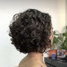 2c Bob, Bob Haircut Wavy Hair, Short Haircuts Wavy Hair, Short Layered Curly Hair, Middle Hair, Dark Curly Hair, Colored Hair Tips