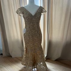 Marsoni Metallic Lace Trumpet Gown Elegant Gold Lace Gown, Elegant Evening Lace Gown, Elegant Gold Evening Gown, Gold Lace Floor-length Evening Dress, Lace Evening Dress For Gala, Formal Evening Lace Gown, Gold Formal Evening Gown, Formal Evening Gold Gown, Elegant Gold V-neck Gown