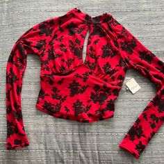 Free People Printed Long Sleeve Top Nwt Color: Black And Red Keyhole As Shown In Photos Button’s Located On Back Size: X-Small Could Fit Up To A Size 4 Fitted Red Top In Edgy Style, Red Stretch Top For Date Night, Red Stretch Edgy Top, Stretch Red Top For Date Night, Edgy Red Tops For Fall, Floral Print Cropped Top For Night Out, Cropped Floral Print Top For Night Out, Cropped Top With Floral Print For Night Out, Floral Print Long Sleeve Top For Night Out