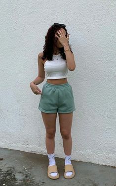 Comfy Clothes Aesthetic Summer, Simple Girly Outfits, Looks Hip Hop, Short Pants Outfit, Outfits Dresses, Foto Poses, Looks Street Style, Looks Black, Streetwear Fashion Women