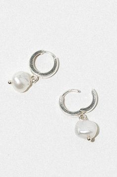 Silver And Pearl Earrings, Dainty Silver Jewelry, Wag Dr, Silver Huggie Earrings, Jewelry 2024, Silver Bead Earrings, Piercing Inspo, Earth Energy, Huggie Earrings Silver