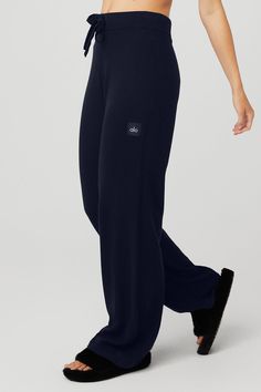 You needed more cashmere in your life — we’ve got just the thing, The Cashmere High-Waist Jet Set Wide Leg Pant is the ultimate luxury for body & soul. Incredibly soft, ethically sourced cashmere looks better than ever in a wide leg fit for cozying up or hitting the streets in cold weather. For next-level cozy & indulgence, go head to toe with a matching cashmere bra & coverup. Made with 100% cashmere yarn Wide leg & high waist Easy elastic drawcord waistband Designed & uniquely fit to flatter e Outfit Tennis, Gymwear Outfits, Tennis Set, Tennis Outfit, Chill Fits, Tennis Fashion, Cute Lazy Outfits, Wide Leg Pant, Alo Yoga