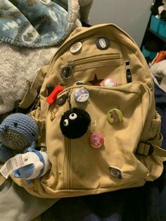 Decorated School Bag, Bagpack Decorating Ideas, Decorated Backpack Aesthetic, School Bags Aesthetic, Cute Backpacks Aesthetic, Backpack Decoration Ideas, Aesthetic School Bag, Mochila Aesthetic, Decorated Backpack