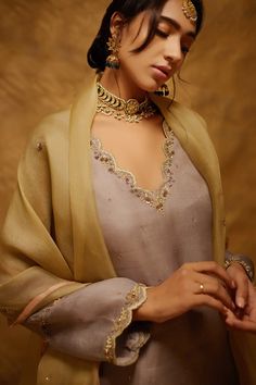 Pakistani Neckline Designs, Pakistani Suits Ideas, Kurta Back Neck Designs, Pakistani Organza Suits, Indian Suit Neck Designs, Dabka Work Embroidery Suits, Pakistani Suit Designs, Organza Kurta Set, Suit Neck Designs Indian