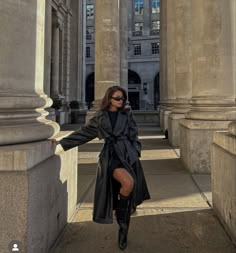 Paris Ootd Autumn, Poses With Long Coat, Poses With Coat For Women, Outfits For Berlin, Old Money Pose Ideas, Poses With Trench Coat, Street Photography Poses Women Winter, Modest Fashion Photoshoot, Petite Fall Fashion 2023