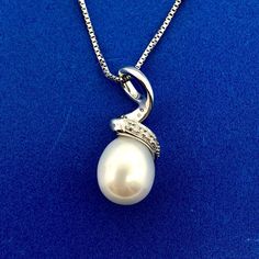 * 14K White Gold Pearl Diamond Accent Infinity Twist Bridal Drop Pendant Necklace * Box chain length: 18.0" * Box chain width: 1/16" * Box chain marked: 14K*Italy*1011 * Box chain weight: 1.9 g * Pendant Length: 7/8" * Pendant width: 3/8" * Pearl Measures: approximately 9.5 mm x 8.3 mm * Diamond total carat weight: approximately .0075 * Pendant marked: Makers Mark*14K*585 * Pendant weight: 2.0 tgw * Necklace total weight: 3.9 tgw * Condition: Great * G1188    Exported By ExportYourStore :) Elegant Oval Pendant Necklace With Box Chain, Formal White Necklace With Box Chain, Infinity Necklace With Diamond Accents For Formal Occasions, Formal Infinity Necklace With Diamond Accents, White Gold Infinity Necklace For Formal Occasions, Formal White Gold Infinity Necklace, White Infinity Jewelry For Formal Occasions, Elegant White Infinity Necklace, Classic White Gold Infinity Necklace