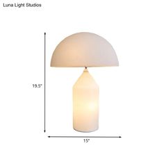 an image of a table lamp that is measurements for the light bulb and its size