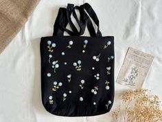 ★ Hand Embroidered Linen Tote Bag - Eco friendly and cute. Perfect for grocery shopping - Size: 12.5 x 13.5 inch (32 x 34cm) - Our bag has a lining, zipper closure and a zipper pocket inside to store your small items. - Perfect gift for your beloved woman, or for yourself! - Since our bags are all hand embroidered and sewed (not mass production), sometimes the fabric color or the embroidery color might be a tad different from the photo, depends on materials supplies at the time we make that bag. Grocery Bag Aesthetic, Daisies Embroidery, Embroidery School, Aesthetic Bag, Handmade Tote Bag, Aesthetic Bags, Bag Aesthetic, Mesh Laundry Bags, Handmade Tote