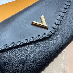 Louis Vuitton Portofoi Yuberry M62059 Long Wallet Leather Black M13148 Engraved Ladies Long Wallet A-Rank. This Unique Louis Vuitton Leather Wallet May As Well Have Been Just Flown In From France This Morning. The Wallet And Hardware Are In Tip Top Shape And Comes With An Insert That Easily Transforms It For A Wallet To A Shoulder Or Cross Body Bag In A Flash. The Card And Chain Come With As Well As The Dust Bag And Lv Box Louis Vuitton Cross Body Bag, Louis Vuitton Cross Body, Louis Vuitton Taschen, Louis Vuitton Wallet, Money Clip Wallet, Dust Cover, Cross Body Bag, Long Wallet, Body Bag