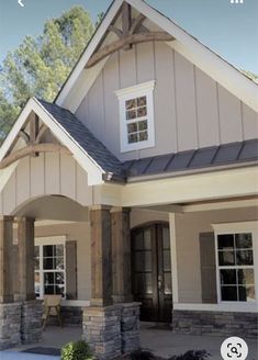 a house that is in the process of being built with windows and sidings on it