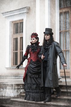 Red and black vampire bustle dress Ph: Stanislav Aleksashin Md: Katherine Baumgertner, Andreas Kriger Mua: Alina Cirkina Dress: Katherine Baumgertner #19century #blackandred #gothic vampire victorian blackmart dark_beauty bustledress gothic couple Goth Costume Ideas, Mens Vampire Costume, Victorian Vampire Costume, Modern Vampire, Vampire Outfit, Dracula Costume, Moda Steampunk, Goth Costume