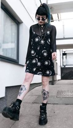 90 Goth Fashion, Casual Goth Fashion, Black Hair Goth, Punk Mode, Style Dr Martens, Casual Goth, Tokyo Street Fashion