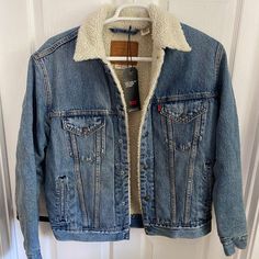 Nwt Size Small Never Worn Excellent Condition Sherpa Jean Jacket, Womens Levi Jeans, Trucker Jacket Women, Levi Jean Jacket, Pink Denim Jacket, Levi Denim Jacket, Jacket Sherpa, Levis Denim Jacket, Distressed Jean Jacket