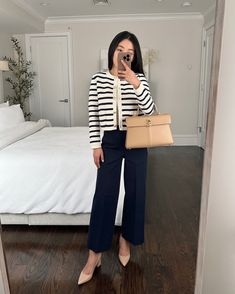 striped cardigan sweater outfit // chic spring to summer work style Look Office, Elegante Y Chic, Extra Petite, Spring Staples, Pocket Sweater, Casual Sweater, Cardigan Outfits, 가을 패션, Striped Cardigan