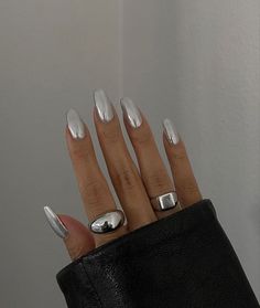 Metal Nails Aesthetic, Nails That Go With Silver Jewelry, Chrome Aesthetic Nails, Acrylic Silver Nails, Metal Silver Nails, Silver Chrome Nails Aesthetic, Crome Nails Silver, Silver Nails Metallic, Silver Nail Aesthetic