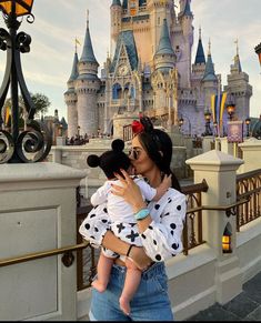 15 Disneyland Outfit Ideas for Moms: Stylish and Comfortable Tips Family Disney Pictures Ideas, Disney Family Picture Ideas, Disneyland Family Pictures, Disney Family Pictures, Disneyland With Baby, Baby At Disney, Mommy And Me Disney Outfits, Family At Disney