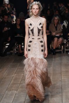 Alexander McQueen Spring 2016 Ready-to-Wear Fashion Show Camilla Belle, Dress Couture, Feminine Fashion, Couture Mode, Janet Jackson, Sandra Bullock, Katie Holmes, Sarah Jessica Parker