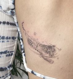 a woman's stomach with a tiger tattoo on it