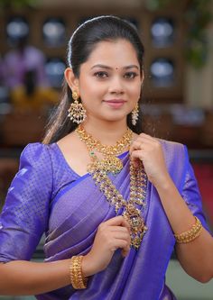 Anitha Sampath, Saree Pictures, Calisthenics Workout Plan, Rani Mukerji, Family Portrait Poses, Tamil Girls, Calisthenics Workout, Indian Actress Hot Pics, Hot Pics