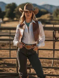 Old Western Women Outfits, Cowboy Woman Outfits, Woman Country Outfits, Western Riding Outfits Women, Cowboy Look For Women, Cowboy Fashion Womens, Western Chic Aesthetic, Cowgirl Vest Outfit, Cowboys Outfits For Women