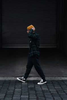 Skater Aesthetic Men, Beanie Outfit Men Street Styles, Men Converse Outfit, Kevin Elezaj, Beanie Outfit Men, Lacoste Sweater, Black Outfit Men, Beanie Outfit, Converse Style