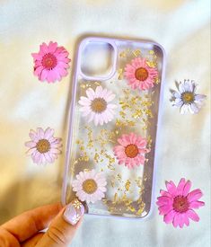 Resin phone case with dried pink and lilac flowers Iphone Case Handmade, Resin Works, Journal Business, Phone Case Diy Paint, Diy Phone Case Design, Pretty Phone Cases