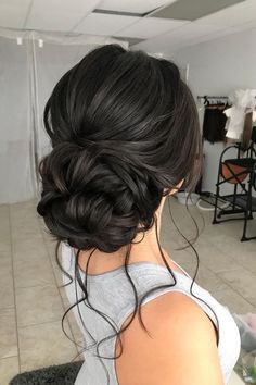 Siete alla ricerca di un'acconciatura straordinaria per valorizzare i vostri capelli neri? Provate questa pettinatura bassa e texturizzata! // Credito fotografico su Instagram @l'amorevole squadra_coa Low Bun Wedding Hair, Black Hair Updo Hairstyles, Low Updo, Formal Hairstyles For Long Hair, Ball Hairstyles, Simple Wedding Hairstyles