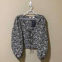 Levi’s Premium Women’s Black & White Floral Embry Tie Blouse -Size Xl -Black/Allover Flower Print -Slim Fit With A Slightly Cropped Silhouette -Round Neckline -Puffy, Voluminous Sleeves With Button Up Cuffs -Spaghetti Ties On The Front -Approximate Measurements On A Flat Surface: Chest/Bust: 21.5” Length: 20” Sleeve Length: 25” -100% Polyester -Nwt Levi's Black Long Sleeve Tops, Levi's Casual Long Sleeve Blouse, Levi's Fitted Blouse For Spring, Levi's Fitted Casual Blouse, Fitted Levi's Blouse For Spring, Casual Fitted Levi's Blouse, Levi's Fall Blouse, Fitted Black Levi's Top, Levi's Black Summer Tops