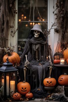 Halloween home Easy Outdoor Halloween Decorations, Halloween Decorations To Make, Decoration Theme, Halloween Outside, Casa Halloween, Halloween Front Porch Decor, Gata Marie, Creepy Halloween Decorations