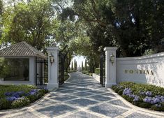 Garden gate decor Luxury Driveway, Driveway Design, Entrance Gates Design, Dream Life House, House Gate Design, Luxury Homes Dream Houses