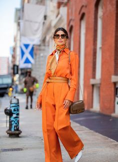 Pantalon Orange, Mode Editorials, Orange Pants, Elegante Casual, Orange Shirt, Street Style Inspiration, Mode Inspo